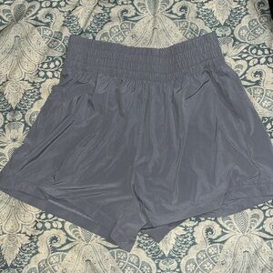 NWOT Vuori villa short. Small.